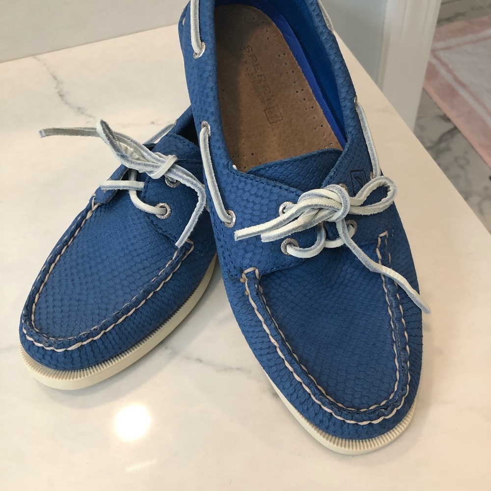NWOT size 8.5 blue scaled Sperry Top-Sider shoes